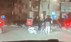 Karabağlar'da sürücü motokurye tarafından araç içinde darbedildi