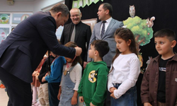 Kaymakam Erdoğan, Ödemiş'teki minik öğrencilere “Kitap Kurdu” madalyası verdi