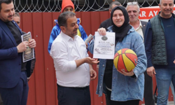 Kemeraltı Çarşısı’nda gram altın ödüllü basketbol yarışması ilgi gördü