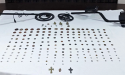 Kınık'ta tarihi eser kaçakçılığı operasyonu: 203 parça ele geçirildi, 1 gözaltı