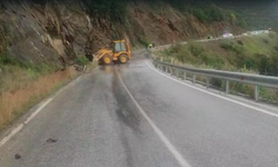 Ödemiş yolunda toprak kayması: Ulaşım kontrollü sağlanıyor