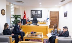 İzmir’de 23 Nisan geleneği: Başkanlık koltuğu Meryem ve Aras’a emanet