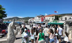Foça’da bayram yoğunluğu: Sahiller ve tesisler doldu
