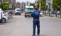 İzmir Büyükşehir’den bayram mesaisi: Taksi ve servis araçları denetlendi