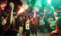 Foça'da Galatasaraylıların şampiyonluk coşkusu meydana sığmadı