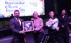 Bayındır Çiçek Festivali’nde türkü dolu gece: Hüseyin Turan sahne aldı