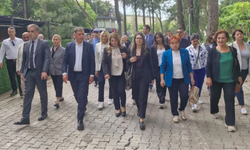 CHP İzmir’den mutlak butlan kararına protesto: Meclis üyeleri İl Başkanlığı’na yürüdü
