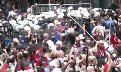 İzmir’de miting gerginliği: Müdahale sırasında 2 kişi gözaltına alındı
