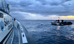 Karaburun açıklarında sürüklenen bottaki 17 düzensiz göçmen kurtarıldı