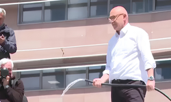 CHP Genel Merkezi'nde tahliye gerginliği büyüyor: Mahmut Tanal, elinde hortumla çatıya çıktı