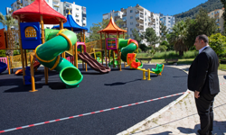 Narlıdere'de oyun parkı zeminleri yenileniyor