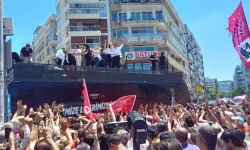 Özgür Özel’in İzmir mitingine hangi belediye başkanları katıldı?