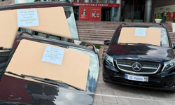 CHP Genel Merkezi önünde dikkat çeken görüntü: ‘Satılık haram araç’ yazısıyla satışa çıkarıldı