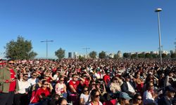 İzmir Dünya Kupası heyecanını meydanlarda yaşadı: Milliler için dev ekranlar kuruldu