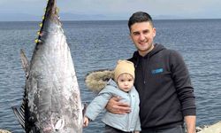 İzmir kıyılarında nadir av: Shore jigging yöntemiyle dev orkinos yakalandı
