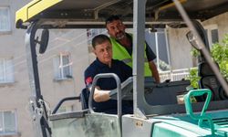 Başkan Tugay sahada inceledi: İzmir'de 25 noktada yol yenileme çalışması sürüyor