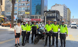 İzmir’de 35 yıllık trafik polisine duygusal veda: Son anonsu yürek burktu