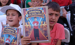 Başkan Tugay’dan Kiraz ve Aliağa’da çocuklara karne hediyesi: 350 öğrenci şenlikle buluştu