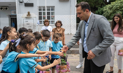 Minik ellere yeşil miras: Bornova’da çilek fideleri toprakla buluştu