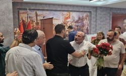 CHP İzmir İl Başkanlığı’nda “karanfil” gerginliği: Partililer arasında tartışma çıktı