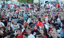 İzmir Dünya Kupası heyecanını meydanlarda yaşadı: Milliler için dev ekranlar kuruldu