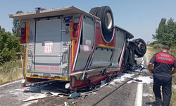 Bergama'da ihbara giden itfaiye aracı devrildi: 2 yaralı