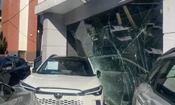 Bornova’da korkutan kaza: Tırın çarptığı otomobil galeriye girdi