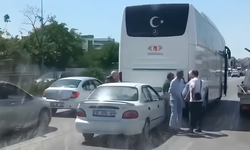 Karşıyaka’da otobüs ile otomobil çarpıştı