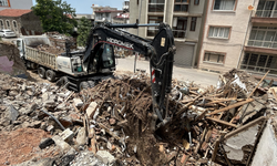 Konak'ta metruk bina yıkımları tam gaz devam ediyor