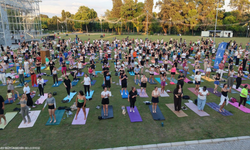 Matlar çimlere serildi: Kültürpark'ta yoga rüzgârı esti