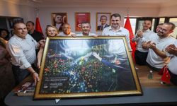 CHP İzmir’de dikkat çeken kare: Parçalanan fotoğrafı alternatif il binasına asıldı