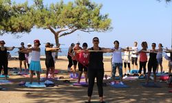 Yeşille mavinin içinde sağlıklı yaşam: Menderes'te sahil pilatesi başladı