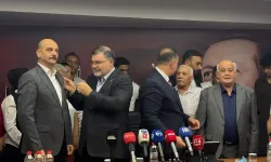 AK Parti Konak'ta üye katılım töreni: Yeni üyelere rozet takıldı