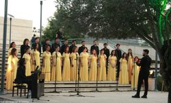 Zeytin Altında Yaz Müziği başladı: Swara Gençlik Korosu’ndan büyüleyici konser