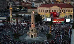 İzmirliler Konak Meydanı’na akın etti: Binler 15 Temmuz için buluştu