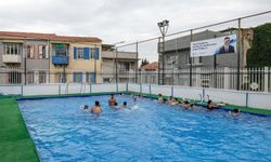 İzmir’de çocuklara yaz hediyesi: Portatif havuz Konak Pazaryeri’nde yüzlerce çocuğu ağırlıyor