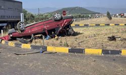 İzmir’de kontrolden çıkan otomobil devrildi: Sürücü hafif yaralandı