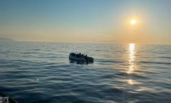 Çeşme açıklarında radara yakalanan lastik bottaki 20 düzensiz göçmen yakalandı