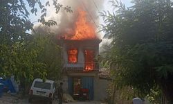 Bayındır’da korkutan yangın! İki katlı ev küle döndü