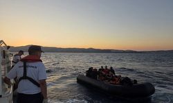İzmir açıklarında iki ayrı operasyon: Lastik botlardaki 80 düzensiz göçmen yakalandı