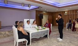 İşaret diliyle “evet” dediler: İzmir Büyükşehir'den sağır çifte tercüman desteği