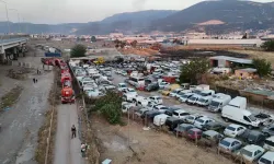 Bornova’da yediemin otoparkında yangın: 50 motosiklet ve 12 araç yandı