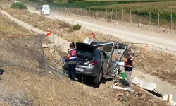 Otomobil bariyerleri aşıp kulübeye girdi: 1 ölü, 1 yaralı