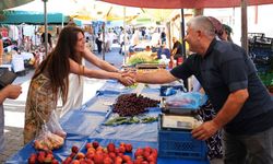 Çeşme Belediye Başkanı Lâl Denizli Alaçatı Pazarı’nda esnaf ve vatandaşlarla buluştu