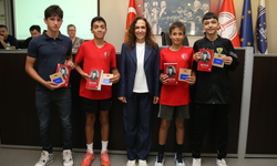 Başkan Ünsal'dan Karşıyaka'nın altın çocuklarına ödül