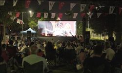 Bayraklı’da yıldızların altında sinema keyfi: "Sandalyeni al, gel" günleri başlıyor!