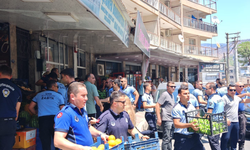 İzmir'de seyyar satıcılara denetim: Bayraklı'da 38 işletme ve satıcıya ait malzemeye el konuldu