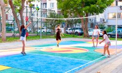 Çocukların talebi gerçekleşti: Konak’taki parka yeni voleybol sahası yapıldı