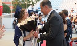 DEÜ Güzel Sanatlar Fakültesi’nde mezuniyet kürsüsünde sürpriz buluşma