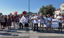 Foça’da emekliler maaş zamlarını protesto etti